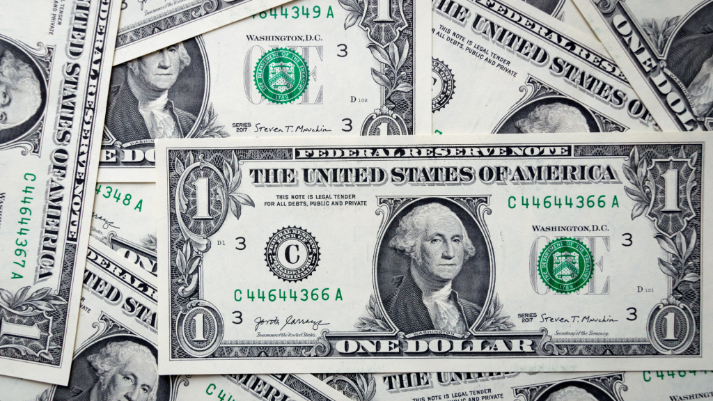 Dólar encerra novembro com leve queda