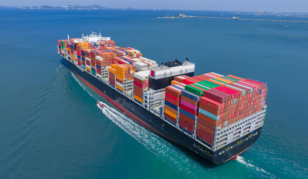 Frete marítimo reage à escalada geopolítica e volta a pressionar custos em março