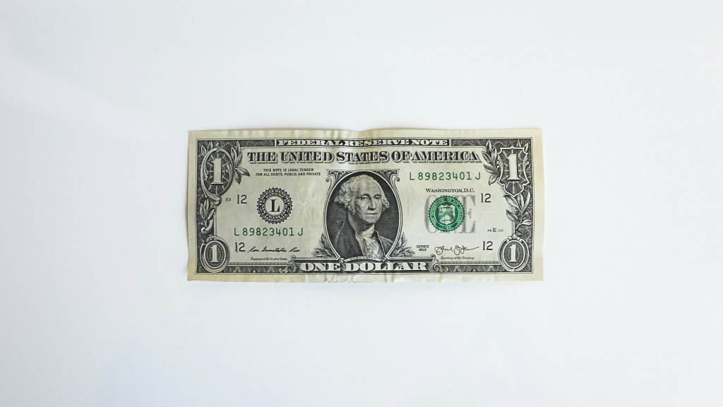 Dólar cai e fecha março com desvalorização de 3,5% ante o real